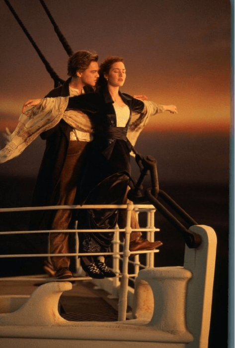 Fan của bộ phim Titanic thì không thể bỏ qua phân đoạn kinh điển này được. Ai sẽ là Jack, ai sẽ là Rose đây? - Pinterest