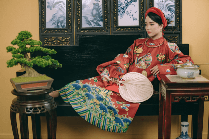 The interior items in the Vietnamese antique pre-wedding concept are  nostalgic and traditional (Photo by  Hiệu ảnh Việt Phục - Bull Media) - Facebook