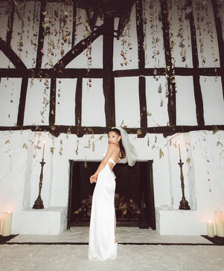 Ariana is radiant and beautiful in a wedding dress from the brand Vera Wang - Instagram