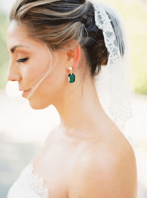 Think about your veil when choosing your jewelry - Pinterest
