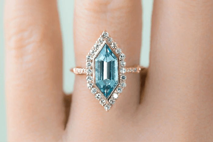 Nhẫn Aquamarine với giác cắt hình lục giác kéo dài.  - Pinterest