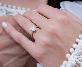 Tôi nên đeo nhẫn đính hôn hay nhẫn cưới?