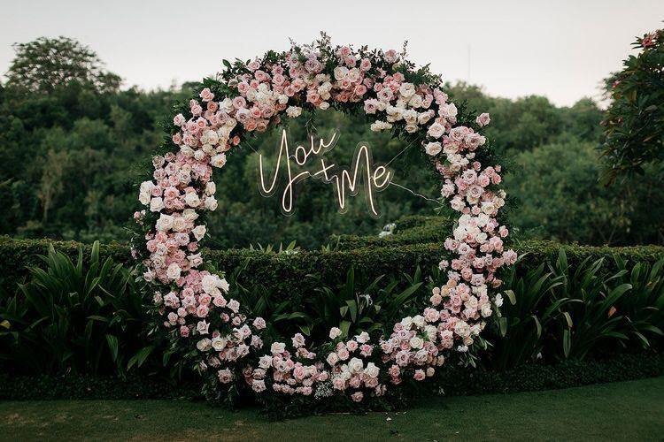 Flower gate is the highlight of a wedding party. - Pinterest