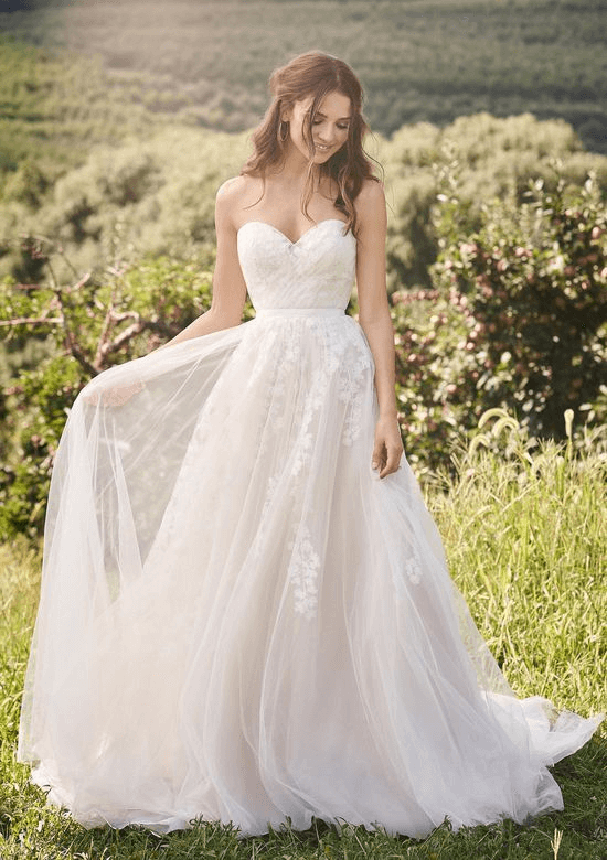 Sweetheart neckline wedding dress - Pinterest