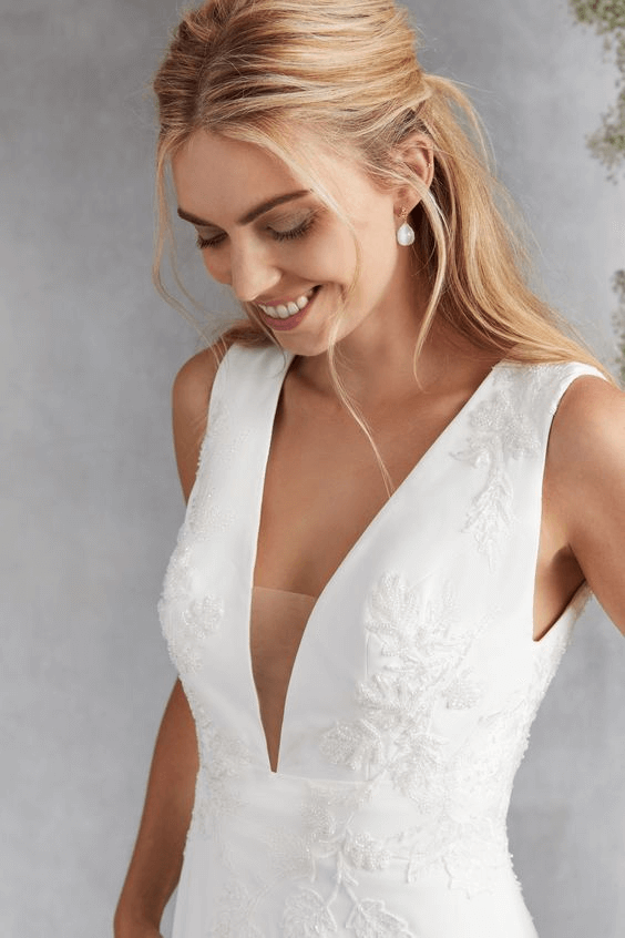 V-neck wedding dress - Pinterest