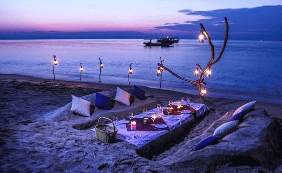 Romantic dinner by the beach will be a good opportunity for you - Pinterest