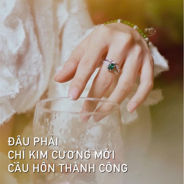 Photo by Review dịch vụ cưới | Vietnam on October 18, 2021. May be an image of jewelry and text that says 'ĐÂU PHẢI CHỈ KIM CƯƠNG MỚI CẦU HÔN THÀNH CÔNG'.